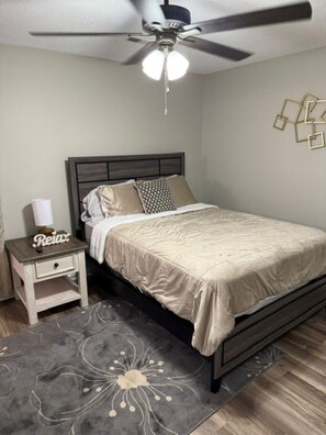 3 chambres, fer et planche à repasser, Wi-Fi, draps fournis