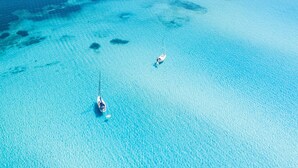 An aerial view of a clear blue sea with two boats. - Casa Gialla (Alghero)