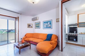 Family Apartment, Multiple Bedrooms (Casa Gialla) | Living area | 21-inch TV with cable channels