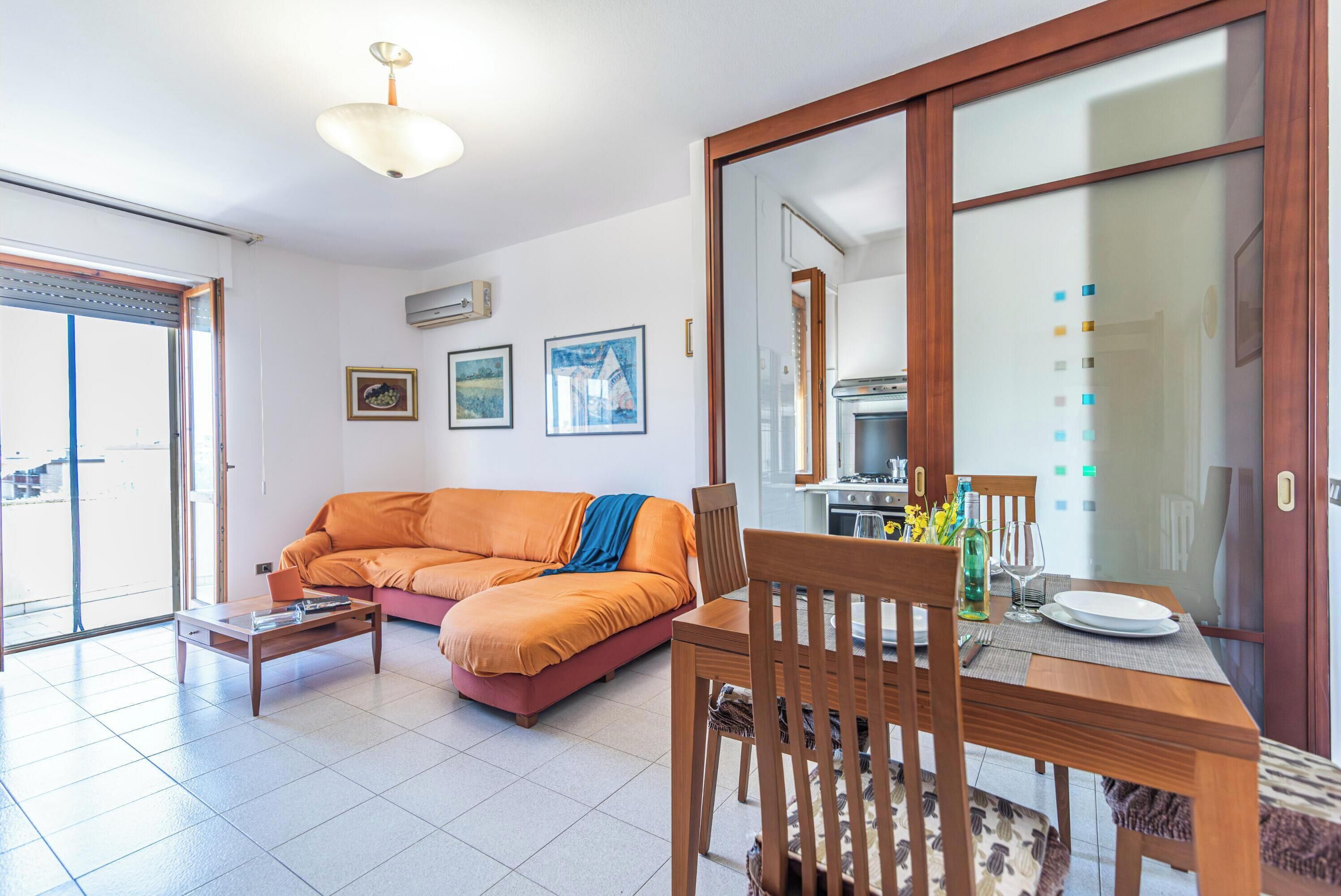 Apartamento família, vários quartos (Casa Gialla) | Área de estar | TV 21 polegadas com canais a cabo