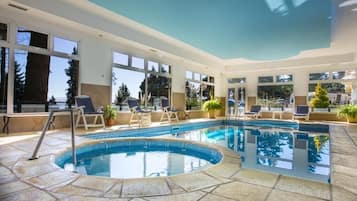 Una piscina cubierta, una piscina climatizada