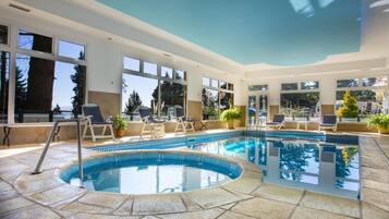Una piscina cubierta, una piscina climatizada