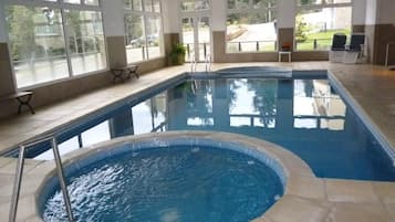 Una piscina cubierta, una piscina climatizada