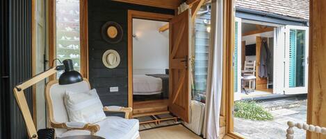 1 bedroom, individually decorated, individually furnished, free WiFi