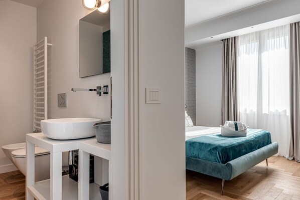 1 habitación, caja de seguridad en la habitación y escritorio