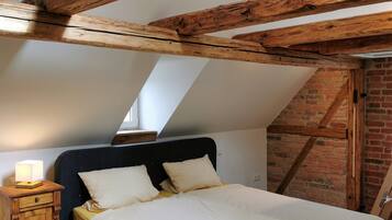 1 dormitori, escriptori, planxa i posts de planxar i wifi