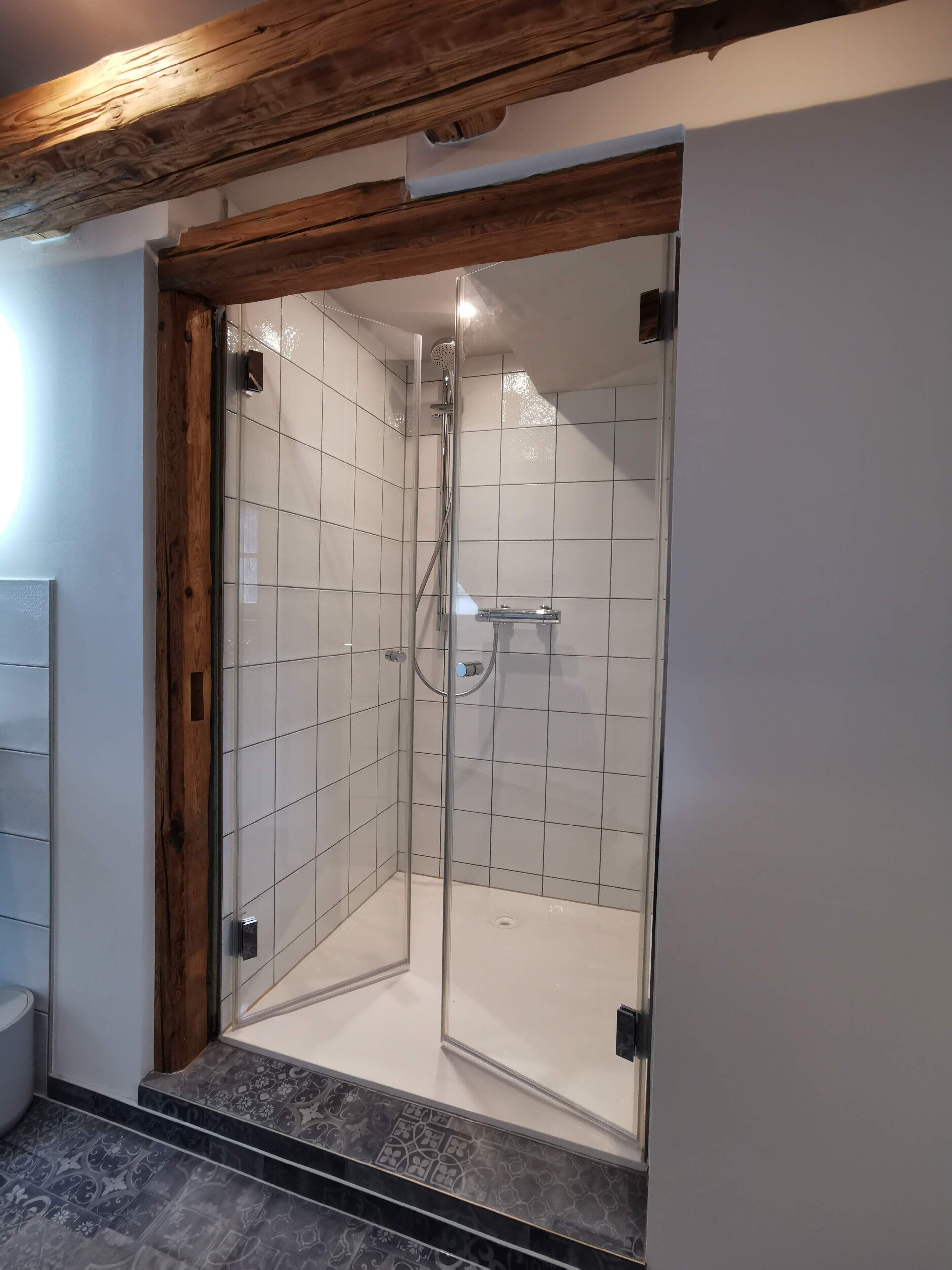 Dusche, kostenlose Toilettenartikel, Haartrockner, Handtücher
