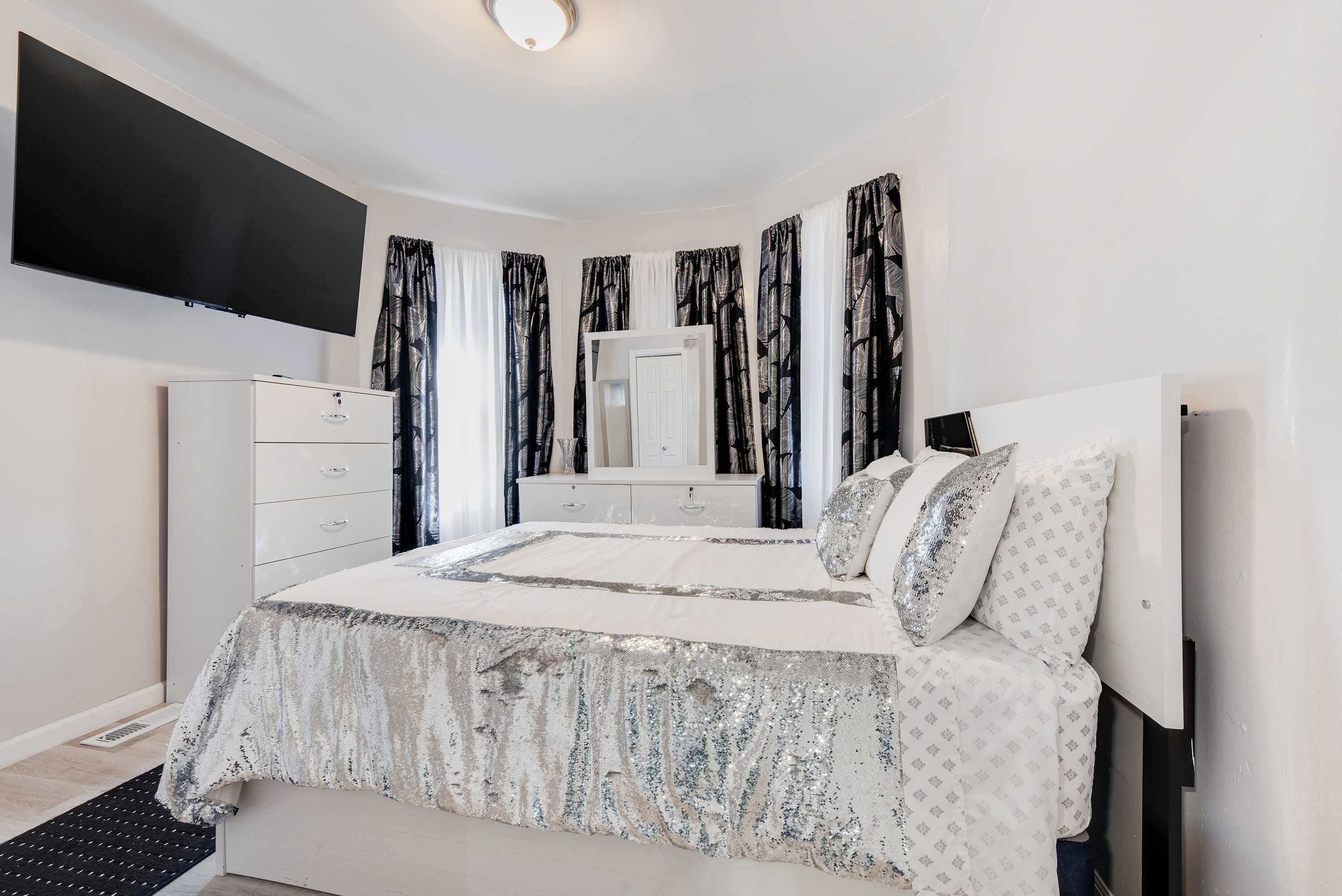 3 多间卧室、熨斗/熨衣板、WiFi、床单