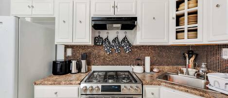 Køleskab, mikrobølgeovn, ovn, kogeplade