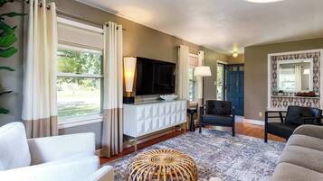 TV, lareira, escritórios