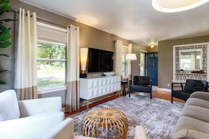 Télévision, cheminée, espaces bureaux