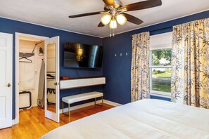 4 habitaciones, escritorio y tabla de planchar con plancha