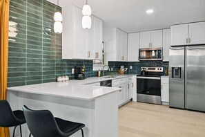 Refrigerador, microondas, horno, placa de cocina