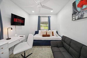 TV, video games, books, offices - Fun 4BR Near Downtown+Pool+Sauna & more! (Austin)