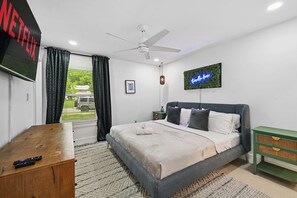 4 bedrooms, desk, iron/ironing board, WiFi