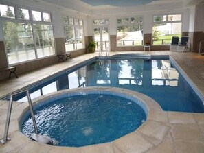 Una piscina techada, una piscina climatizada