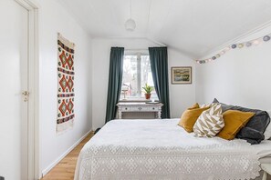 Casa clásica, vista al jardín | Cortinas blackout, tabla de planchar con plancha y wifi gratis