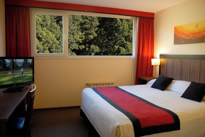 Quiet Room With Pool For Adventure Seekers Near Nahuel Huapi W/ Breakfast - San Carlos de Bariloche