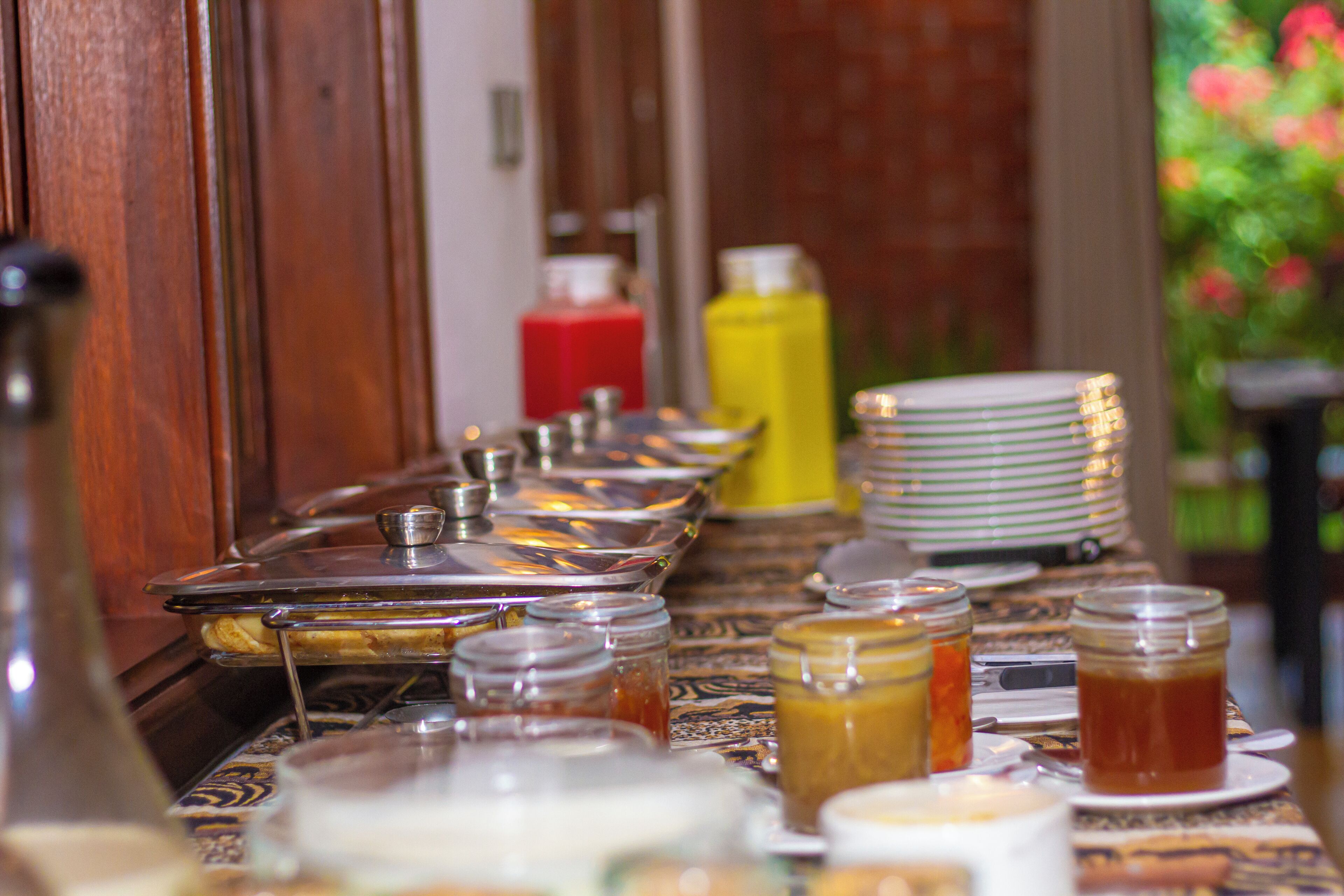 Un montaje tipo bufé con diversas opciones de comida y salsas.