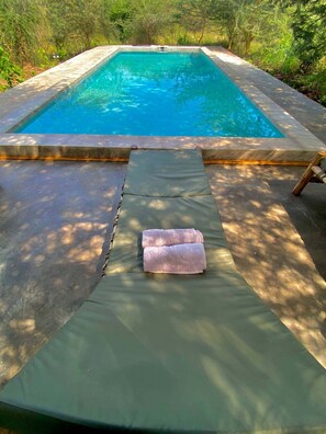 Piscine extérieure, parasols de plage, chaises longues