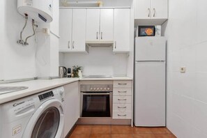 Fridge, oven, stovetop, dishwasher