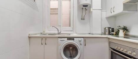 Frigorifero, forno, piano cottura, lavastoviglie