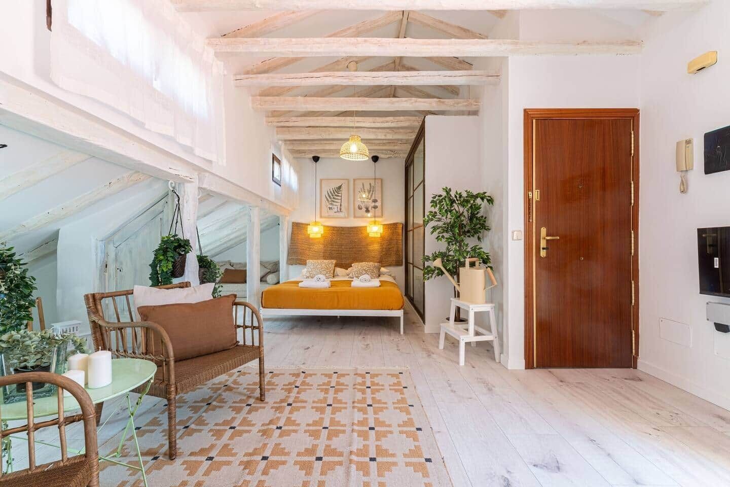 Tabla de planchar con plancha, wifi, ropa de cama