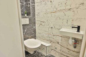 Apartamento | Banheiro | Secador de cabelo, toalhas de banho, shampoo 