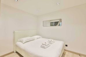 Apartment | 1 bedroom, laptop workspace, iron/ironing board, bed sheets