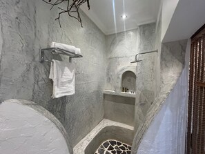 Habitación clásica doble, patio, vistas al patio | Baño | Ducha, albornoces, zapatillas y toallas