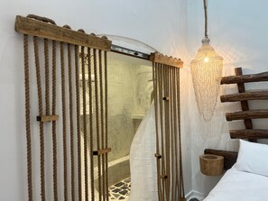 Chambre Double Classique, patio, vue cour intérieure | Coffres-forts dans les chambres, rideaux occultants