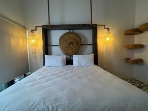 Chambre Double Deluxe, patio, vue piscine | Coffres-forts dans les chambres, rideaux occultants