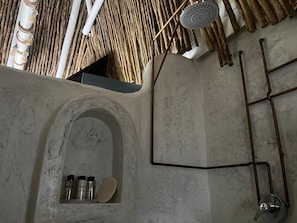 Familien-Suite | Badezimmer | Dusche, Hausschuhe, Handtücher, Seife