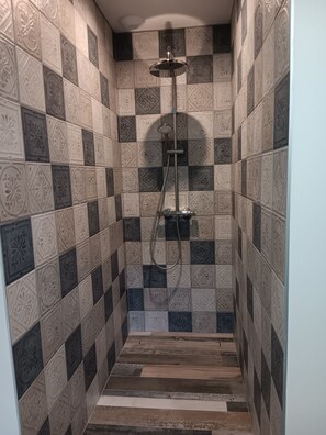 Quarto quádruplo, vista para o jardim | Cortinas blackout, quartos à prova de som, ferros/tábuas de passar roupa