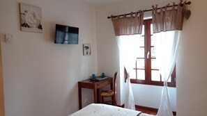 Verdunkelungsvorhänge, schallisolierte Zimmer, Bügeleisen/Bügelbrett