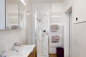 Shower, free toiletries, hair dryer, towels - Apartment 'Am Rothen Hang' with Mountain View, Private Terrace and Wi-Fi (Oberelsbach)