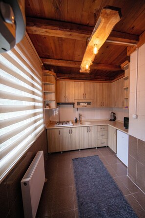 Deluxe Suite, Mountain View | Private kitchen