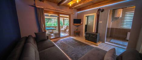 Deluxe Suite, Mountain View | Living area