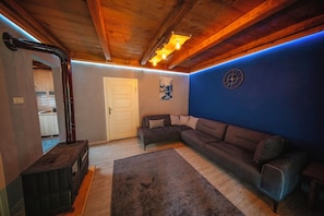 Deluxe Suite, Mountain View | Living area