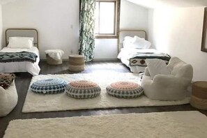 4 bedrooms, iron/ironing board, WiFi, bed sheets