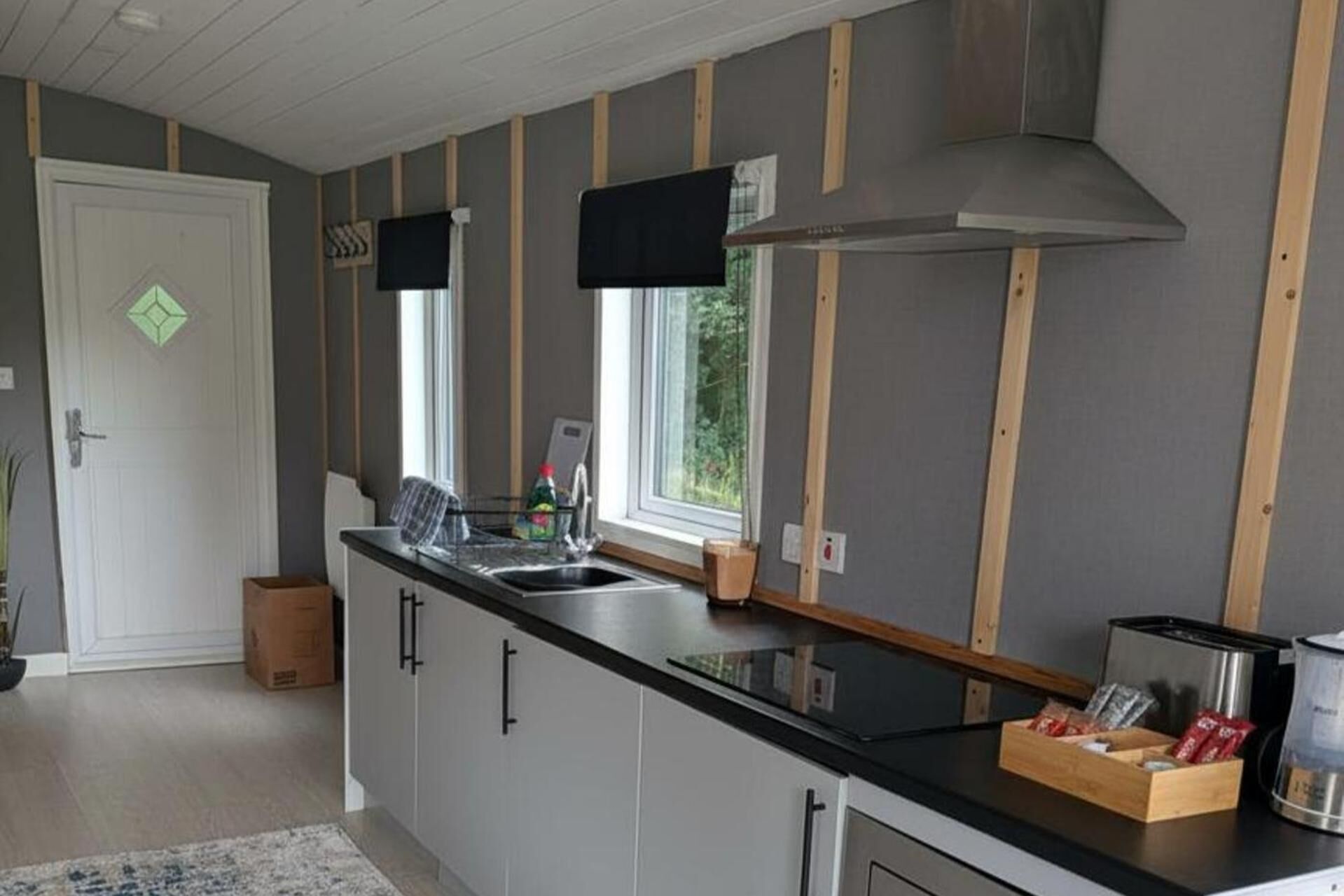 Køleskab, mikrobølgeovn, kogeplade, elkedel