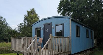 Tranquil Cabin Retreat- Sleeps 2, Parking