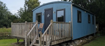 Tranquil Cabin Retreat- Sleeps 2, Parking