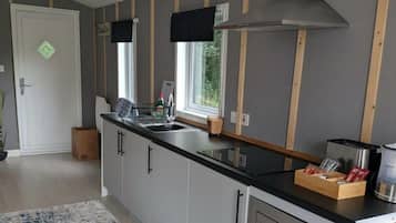 Kühlschrank, Mikrowelle, Herdplatte, Wasserkocher