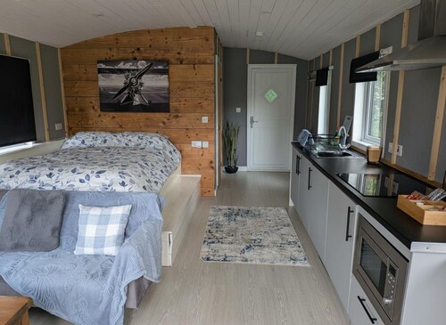 Tranquil Cabin Retreat- Sleeps 2, Parking