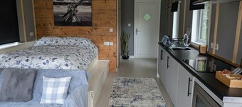 Tranquil Cabin Retreat- Sleeps 2, Parking