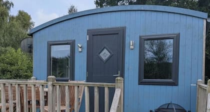 Tranquil Cabin Retreat- Sleeps 2, Parking