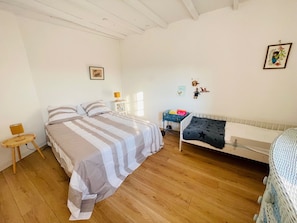4 bedrooms, desk, iron/ironing board, free WiFi