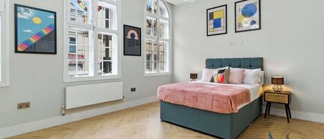 5 bedrooms, iron/ironing board, WiFi, bed sheets