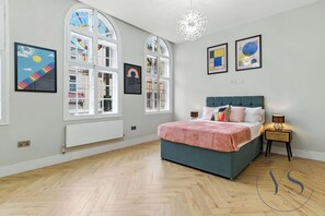 5 bedrooms, iron/ironing board, WiFi, bed sheets